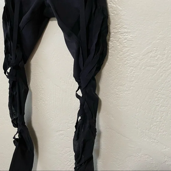 alo High Waist Wrapped Stirrup Leggings in Black - - Picture 11 of 14